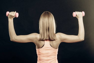 Fitness ağırlık kaldırma egzersizleri sportif kız arkadan görünüm