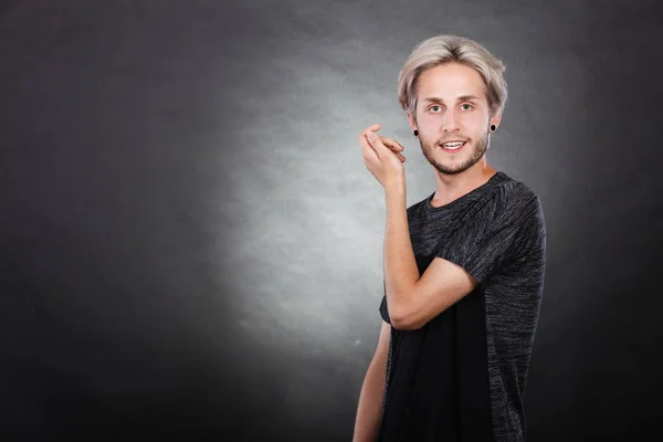 Retrato de um jovem sorridente — Fotografia de Stock