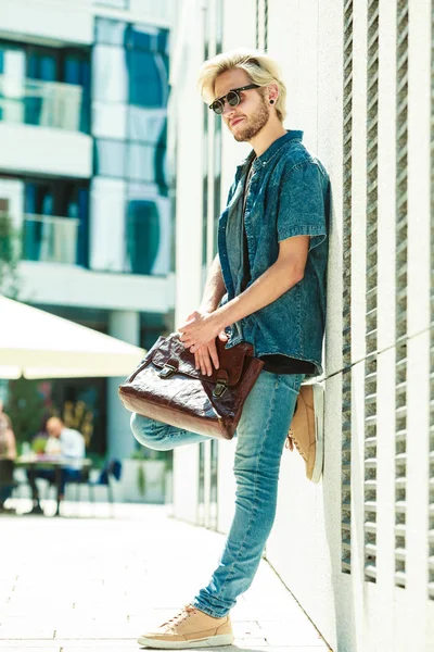 Hipster człowiek stojący na miasto ulica, miejski moda — Zdjęcie stockowe