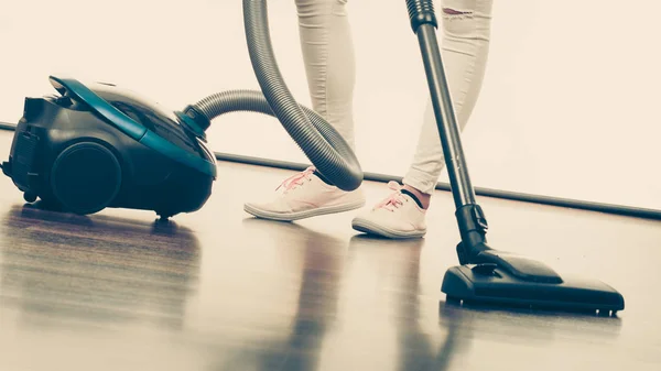 女性の脚と掃除機 — ストック写真