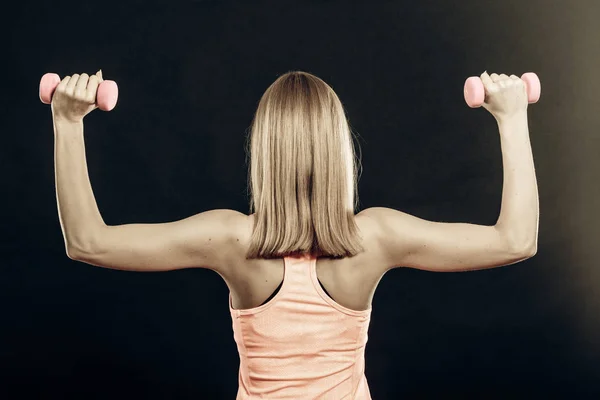 Fitness menina desportiva levantando pesos visão traseira — Fotografia de Stock