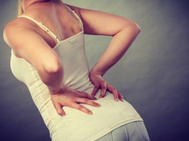 Sırt ağrısı çeken kadın.