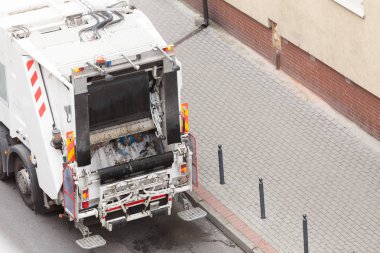 Çöp dustcart kamyonu şehir sokak üzerinde