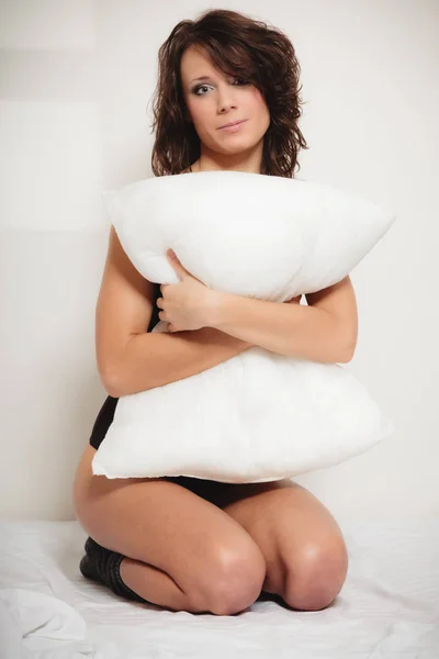 Sexig tjej lat kvinna med kudde på sängen i sovrummet — Stockfoto
