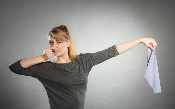 Mujer disgustada sostiene trapo sucio . —  Fotos de Stock