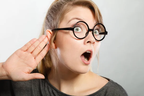 Gossiping shocked girl portrait. — Stock Photo, Image