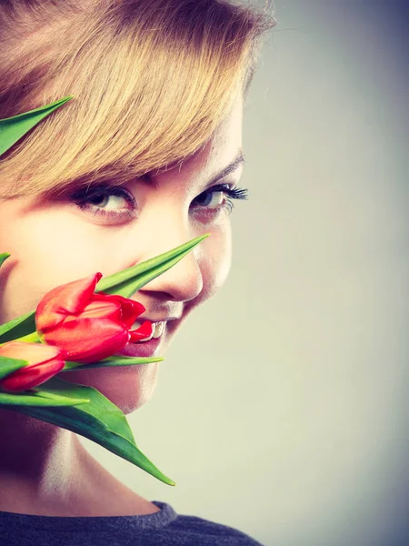 Flicka med tulip känna anslutning till naturen. — Stockfoto