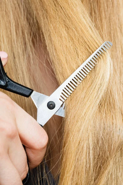 Details aus nächster Nähe. Spezialschere schneidet Haare. — Stockfoto