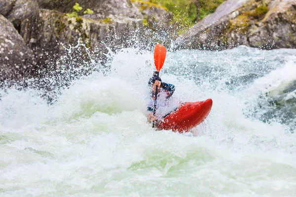 Canoagem de montanha de água branca extrema — Fotografia de Stock