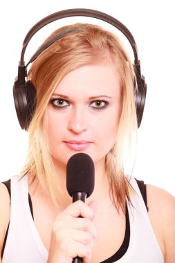 Kadının mikrofon kulaklık giyen şarkı