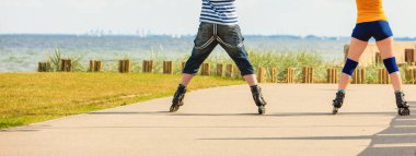 Dışarıda paten süren genç bir çift.