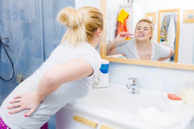 Kadın banyoda Temizleme diş fırçalama