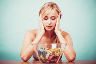 Diyet. Kız kase renkli ölçüm bantları