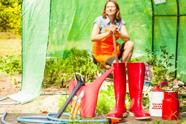 Perempuan petani dan alat berkebun di kebun — Stok Foto