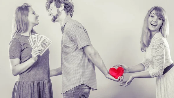 Hombre astuto con dos mujeres — Foto de Stock