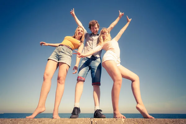 Друзья группы мальчики две девочки весело на открытом воздухе — стоковое фото