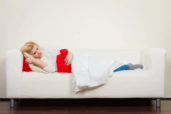 Skurcze żołądka uczucie Kobieta, leżąc na cofa — Zdjęcie stockowe