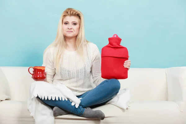 Sıcak su şişesi ve çay Kupası tutan kadın — Stok fotoğraf