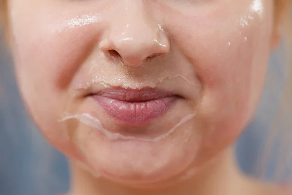 Jovem feliz tendo máscara de gel no rosto — Fotografia de Stock