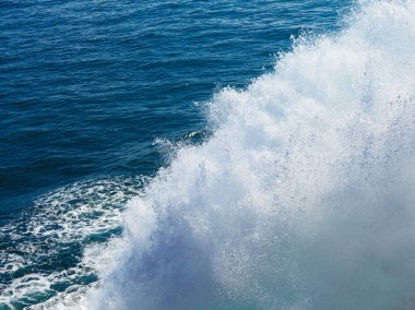 Su üzerinde feribot yelken sonra iz