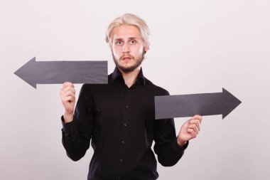 Sol ve sağ oklar siyah tutan adam