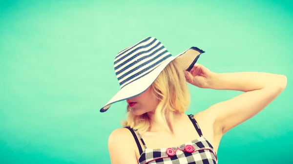 Vrouw gezicht achter zon hoed verbergen — Stockfoto
