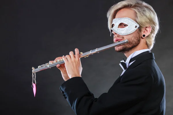 Człowiek w Karnawał Maska gra flecie — Zdjęcie stockowe