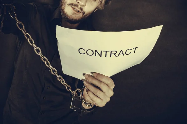 Man met geketende handen met contract — Stockfoto