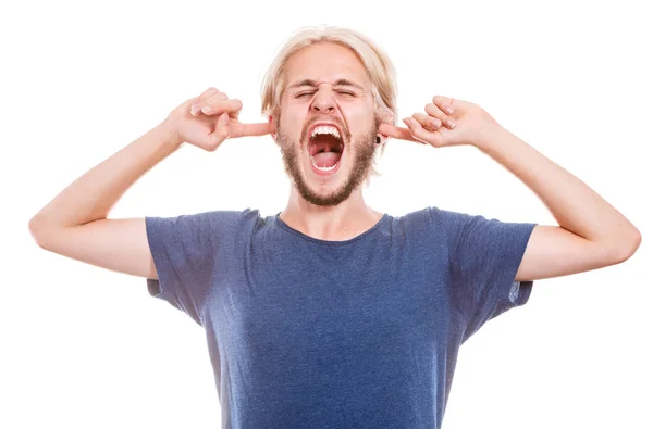 Hombre enojado cerrando oídos con los dedos — Foto de Stock