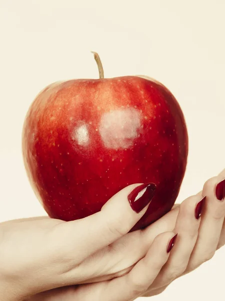 Vrouw hand met heerlijke rode appel — Stockfoto