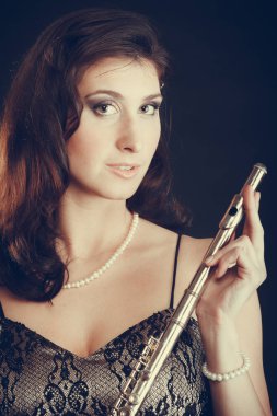 Flüt enstrüman ile zarif kadın.