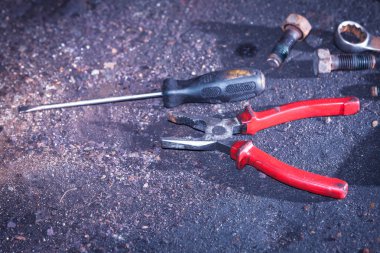 Kerpetenler, İngiliz anahtarı tornavida katta.