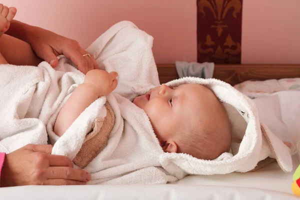 Baby pojke liggande i bad — Stockfoto