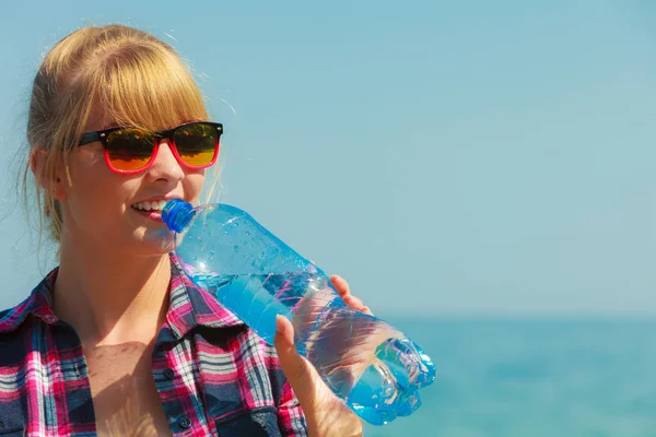 Jeune femme eau potable en plein air — Photo