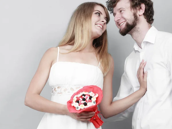 Una pareja cariñosa con flores de caramelo. Amor. . — Foto de Stock