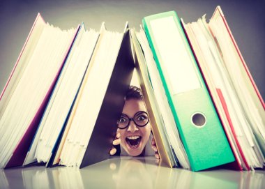 Bağlayıcı yığınları ile mutlu deli muhasebeci.