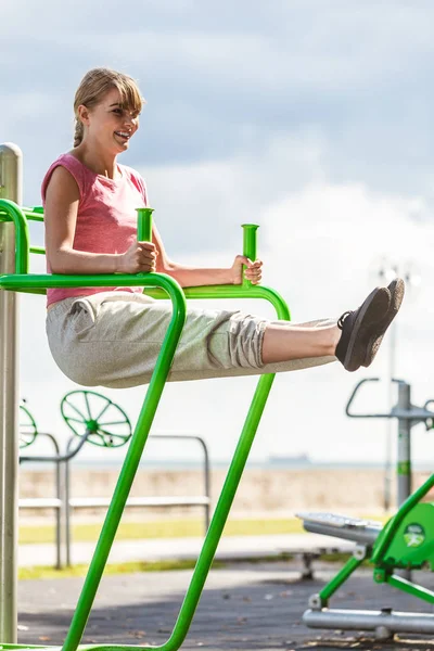 Mujer activa haciendo ejercicio en el gimnasio al aire libre . — Foto de Stock