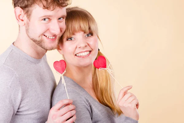 Casal feliz com corações . — Fotografia de Stock