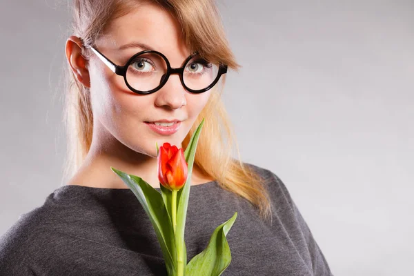 Beauty woman with tulip flower. — Stock Photo, Image