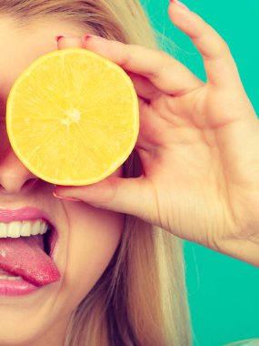 Meyve limon yarısı gözleri tutan kadın