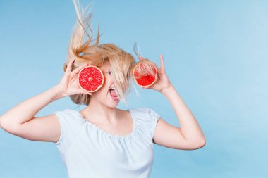 Kırmızı greyfurt deli karanlıkve saç olması tutan kadın