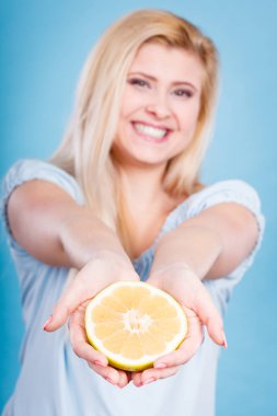 Kadın greyfurt narenciye meyve elinde tutan