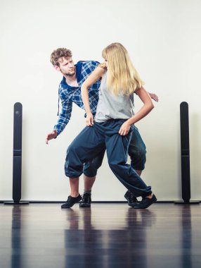birkaç genç adam ve hip-hop dans kadın