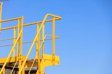 Adımları, sanayi ayrıntı ile sarı platform