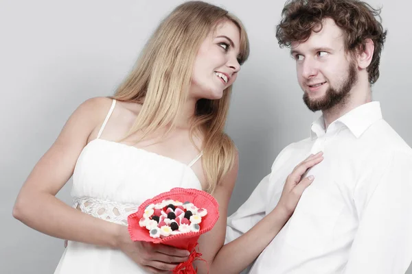 Loving couple with candy bunch flowers. Love. — Stock Photo, Image