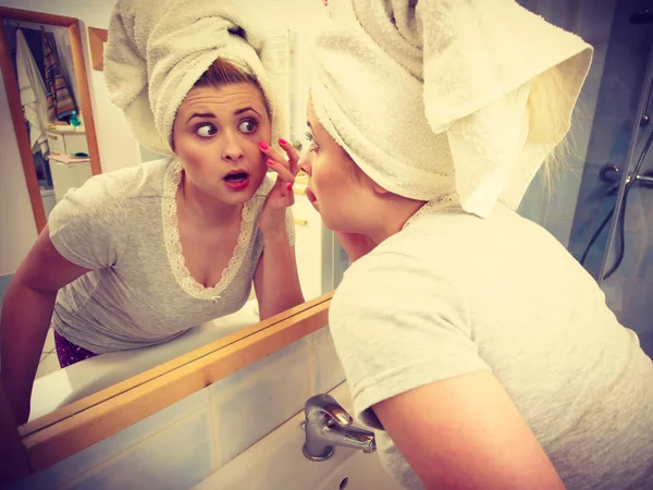 Frau betrachtet ihr Spiegelbild im Spiegel — Stockfoto