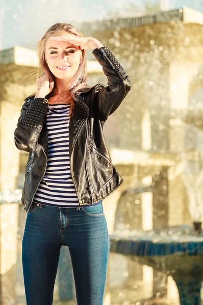 Casual stijl vrouw poseren tegen stad fontein — Stockfoto