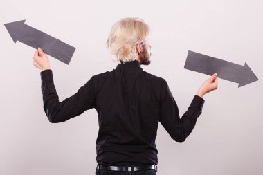 Sol ve sağ oklar siyah tutan adam