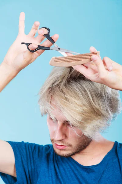 ハサミと櫛の新しいヘアスタイルを作成する人 — ストック写真
