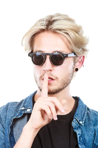 Hipster hombre con gafas de sol haciendo gesto de silencio — Foto de Stock